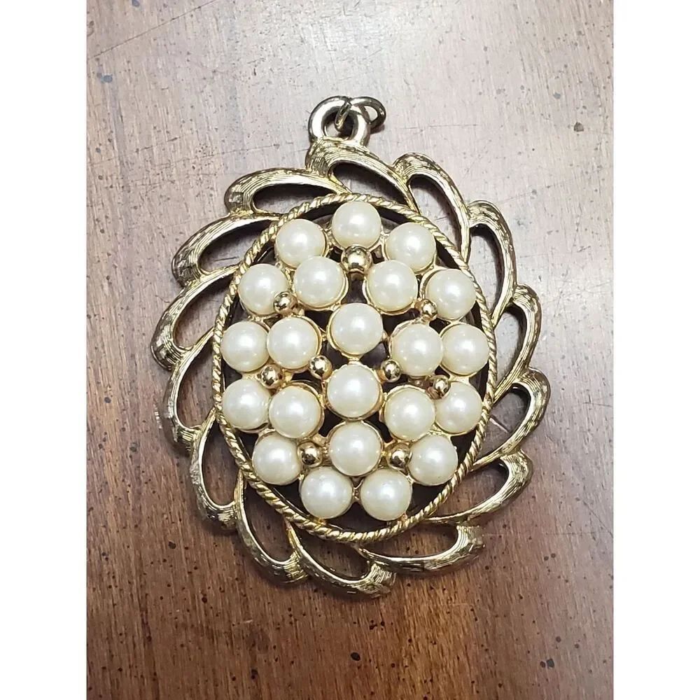 VINTAGE Goldtone & Faux Pearls Pendant
